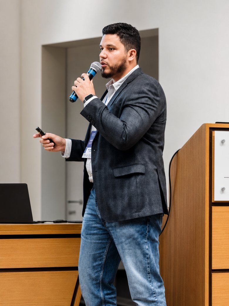 Dr. Paulo Abbade, médico veterinário cirurgião, durante palestra